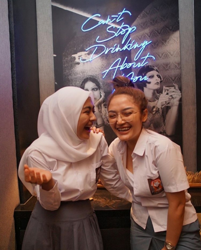7 Potret Siti Badriah Reunian Pakai Seragam SMA, Masih Pantes Gak nih?