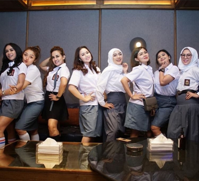 7 Potret Siti Badriah Reunian Pakai Seragam SMA, Masih Pantes Gak nih?