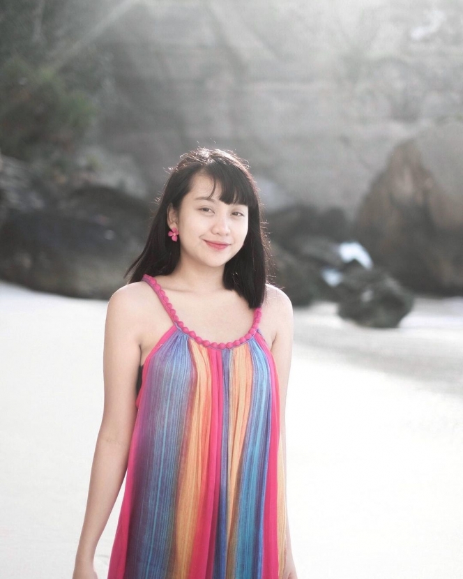 10 Inspirasi OOTD ke Pantai Ala Ghea Indrawari, Bikin Kelihatan Muda dan Energik!