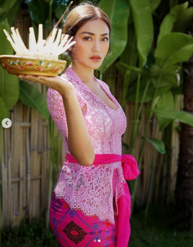 8 Potret Jessica Iskandar Kenakan Kebaya Bali, Cantik dan Anggun Banget!
