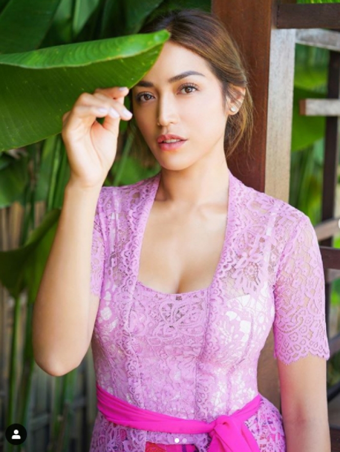 8 Potret Jessica Iskandar Kenakan Kebaya Bali, Cantik dan Anggun Banget!