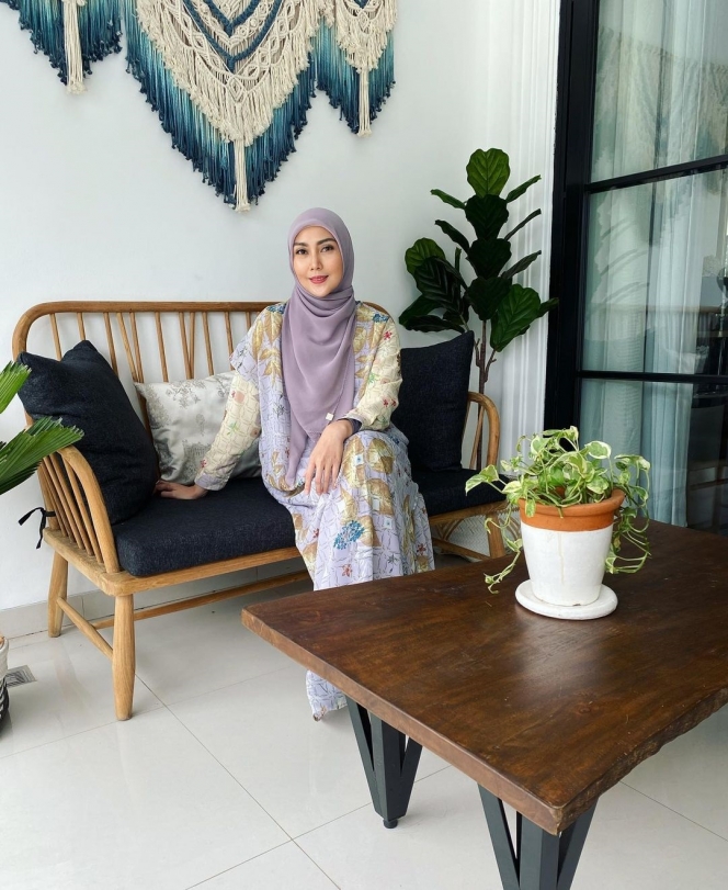 Lama Tak Muncul di TV, Intip Pesona Fenita Istri Arie Untung yang Makin Cantik dalam Balutan Hijab