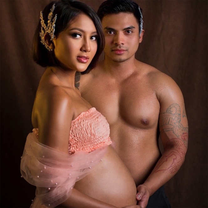 Tetap Mempesona Saat Berbadan Dua, Maternity Shoot 7 Supermodel Indonesia Ini Keren Abis!