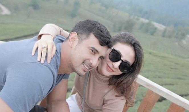 Segera Naik Pelaminan, Yuk Lihat Potret Terbaru Ali Syakieb Bareng Calon Istri