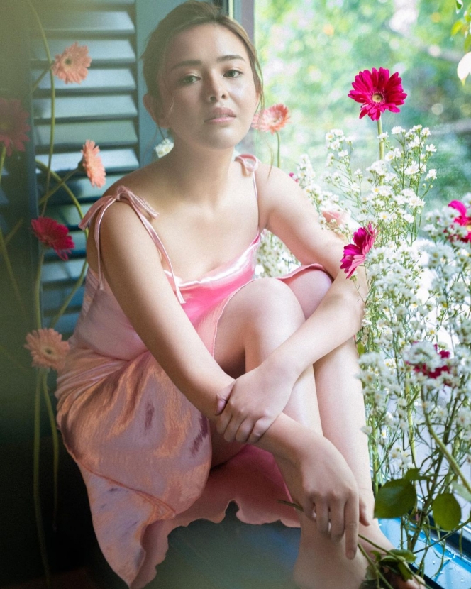 8 Potret Cantik Amanda Manopo dalam Balutan Baju Tidur, Siapa yang Gak Oleng?