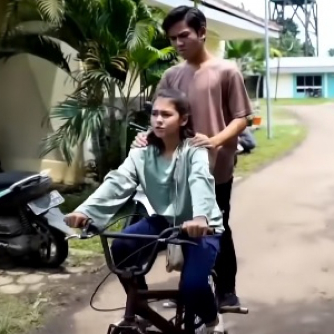 10 Potret Sandrinna Michelle dan Rey Bong saat Boncengan Naik Sepeda, Uwu Banget!