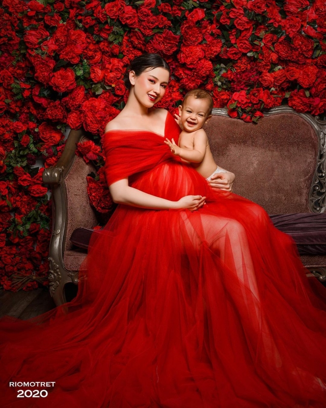 Mengusung Konsep Merah dan Putih, Ini Potret Gaya Maternity Shoot Kimberly Ryder yang Elegan!