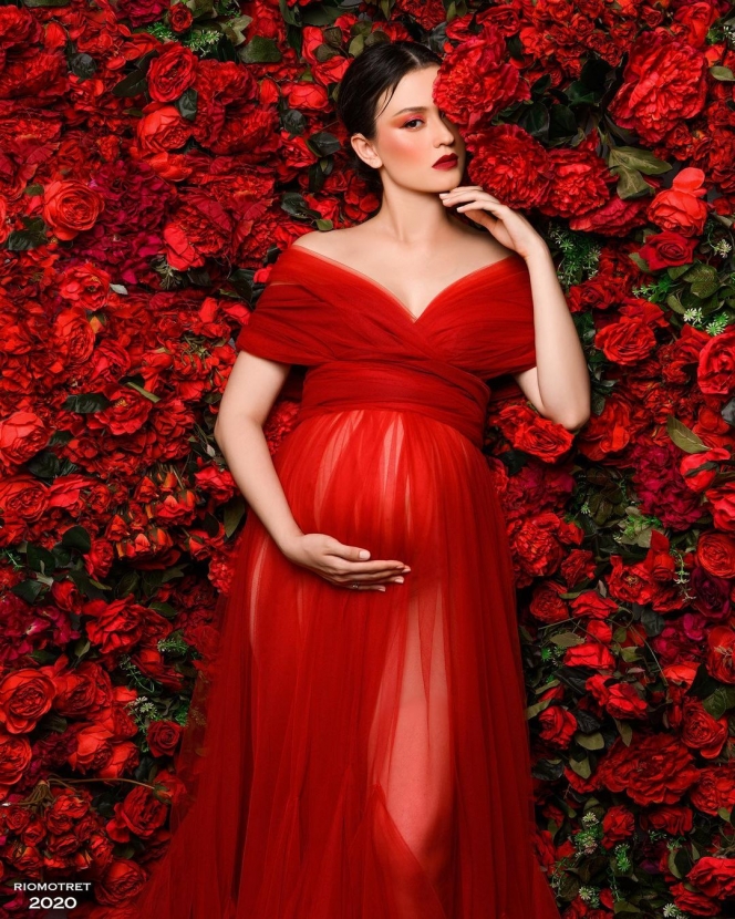 Mengusung Konsep Merah dan Putih, Ini Potret Gaya Maternity Shoot Kimberly Ryder yang Elegan!