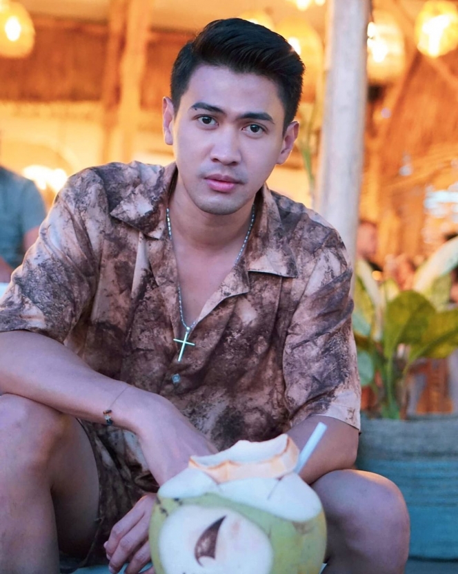 10 Potret Terbaru Hessel Steven, Aktor Indonesia yang Lebarkan Sayap ke Thaliand