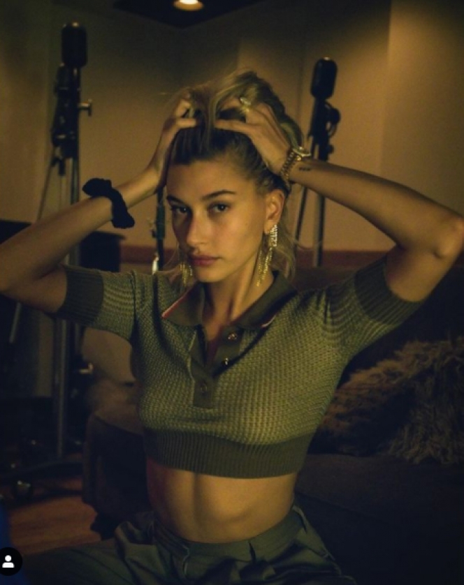 10 Potret Hailey Baldwin Pamer Perut Rata, Makin Body Goals di Usia 24 Tahun!