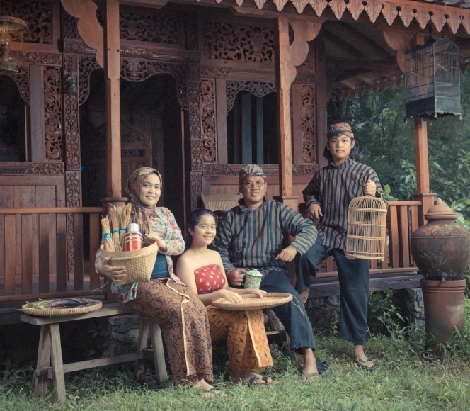 Kompak Banget, Ini 10 Potret Keluarga Uya Kuya Pakai Baju Adat Jawa Kuno