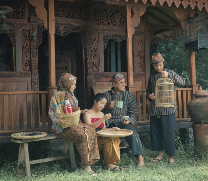 Kompak Banget, Ini 10 Potret Keluarga Uya Kuya Pakai Baju Adat Jawa Kuno