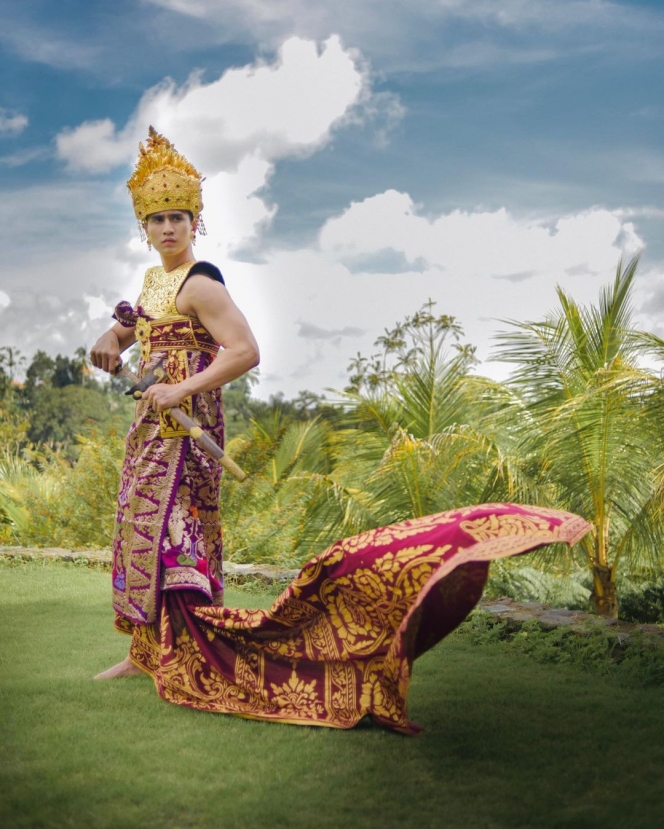 Ganteng Tak Tertandingi, Potret Verrel Bramasta Pakai Taksu Payas Bali Ini Bak Pangeran!