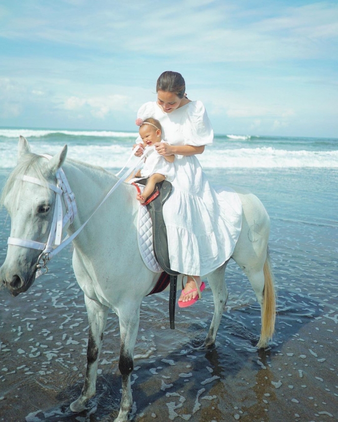 6 Potret Keseruan Shandy Aulia dan Baby Claire Naik Kuda di Pinggir Pantai, Bikin Gemes!