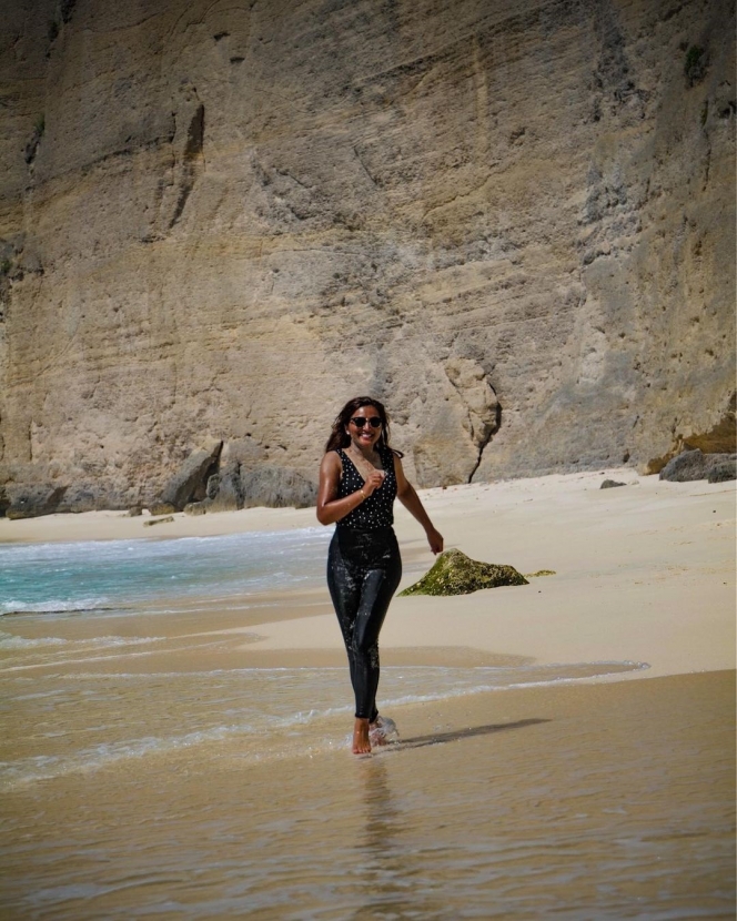 7 Potret Ashanty Pamer Kulit Eksotis saat Main di Pantai, Cantiknya Nggak Luntur loh!