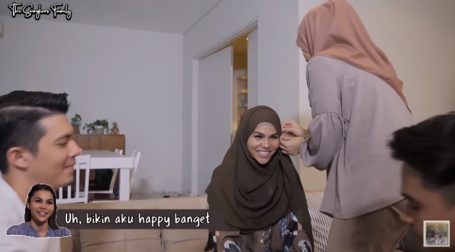 10 Potret DJ Katty Butterfly Diajari Pakai Hijab oleh Zaskia Sungkar, Semangat dan Girang Banget!