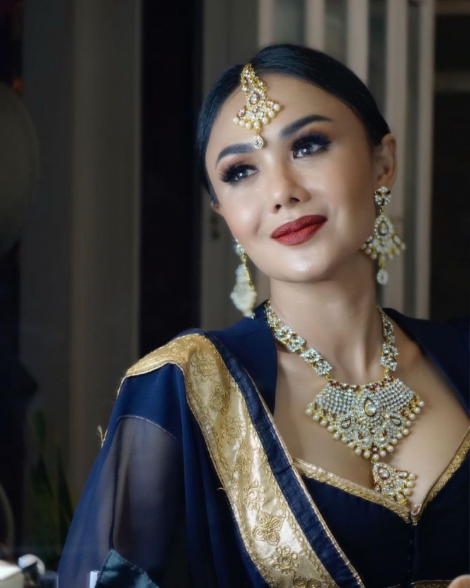 Bergaya Bollywood, Berikut 16 Potret Selebriti Berpose dengan Balutan Pakaian India