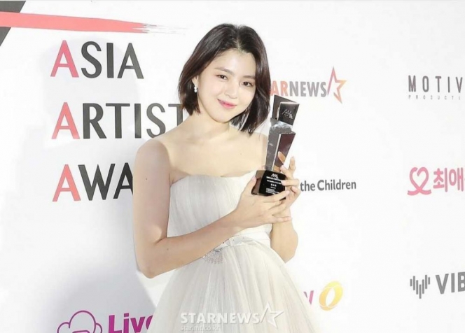 Raih Penghargaan di Asia Artist Award, Ini 9 Potret Cantik Han So Hee Berambut Pendek