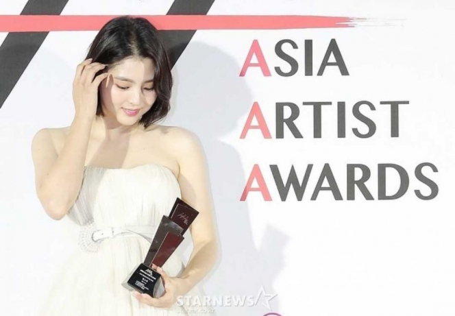 Raih Penghargaan di Asia Artist Award, Ini 9 Potret Cantik Han So Hee Berambut Pendek