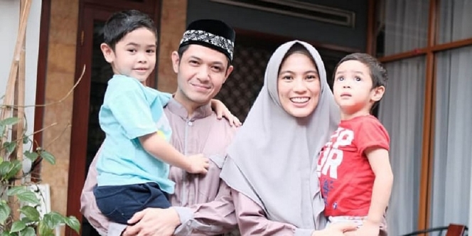Deretan Keluarga Artis Indonesia Ini Putuskan untuk Hijrah, Adem Banget Lihatnya