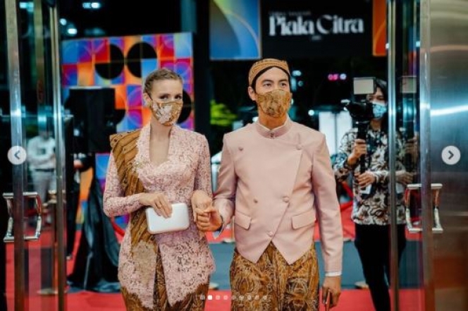 7 Pesona Daniel Mananta dan Sang Istri Pakai Baju Adat Jawa Warna Pink yang Keren Banget!