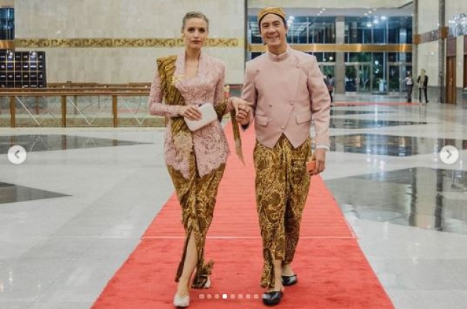 7 Pesona Daniel Mananta dan Sang Istri Pakai Baju Adat Jawa Warna Pink yang Keren Banget!