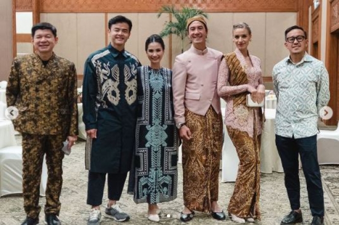 7 Pesona Daniel Mananta dan Sang Istri Pakai Baju Adat Jawa Warna Pink yang Keren Banget!