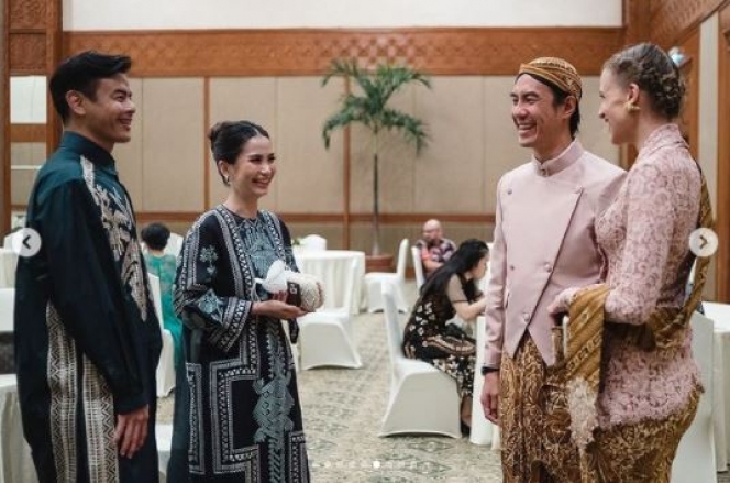 7 Pesona Daniel Mananta dan Sang Istri Pakai Baju Adat Jawa Warna Pink yang Keren Banget!