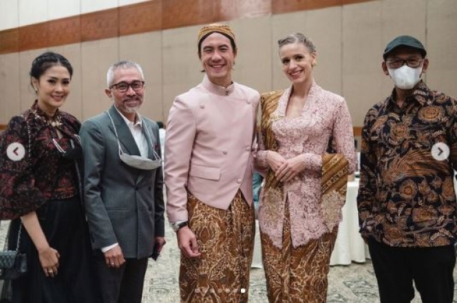 7 Pesona Daniel Mananta dan Sang Istri Pakai Baju Adat Jawa Warna Pink yang Keren Banget!