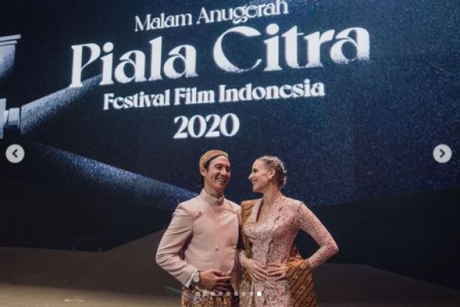 7 Pesona Daniel Mananta dan Sang Istri Pakai Baju Adat Jawa Warna Pink yang Keren Banget!