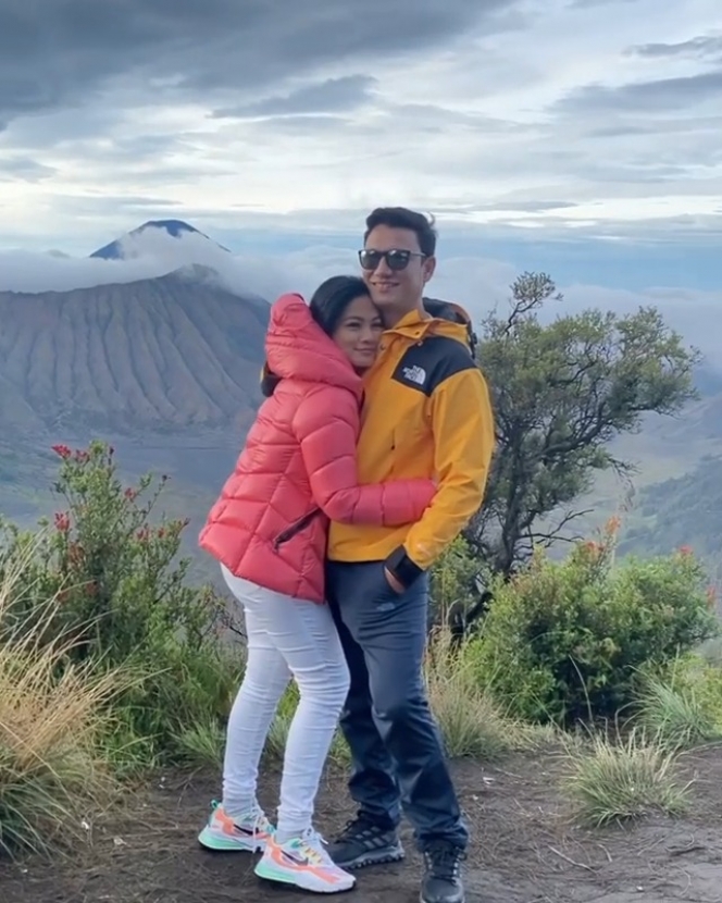 10 Potret Titi Kamal dan Christian Sugiono Liburan ke Bromo, Couple Goals Banget!