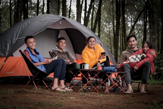 7 Potret Keseruan Keluarga Darius Sinathrya dan Donna Agnesia Camping di Tengah Hutan, Adem Banget!