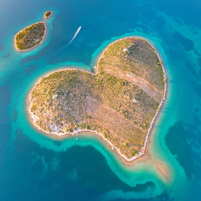 7 Pesona Pulau Berbentuk Hati, Salah Satunya di Indonesia