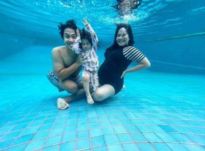 Beda dari yang Lain, Ini Pesona Maternity Shoot Caca Tengker dengan Konsep Underwater