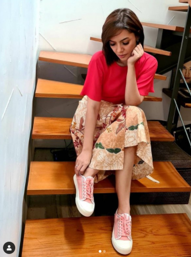 Nggak Selalu Formal, Ini 10 Outfit Najwa Shihab Padukan Batik dengan Sneakers yang Trendi Abis!