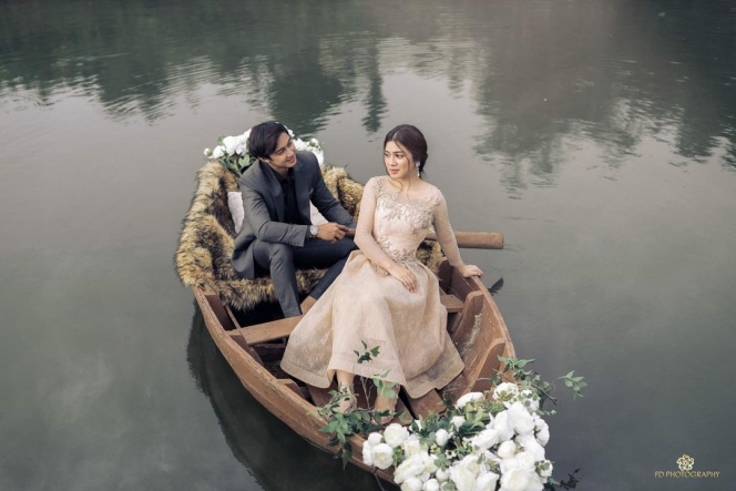 Mirip Adegan di Film Heart, Ini 7 Potret Prewedding Felicya Angelista dan Caesar Hito di Atas Perahu