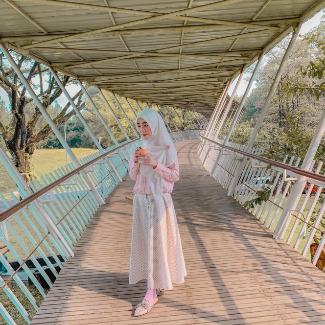 10 Inspirasi OOTD Hijab ala Larissa Chou, Wanita Mualaf asal Tiongkok yang Syari tapi Tetap Fashion