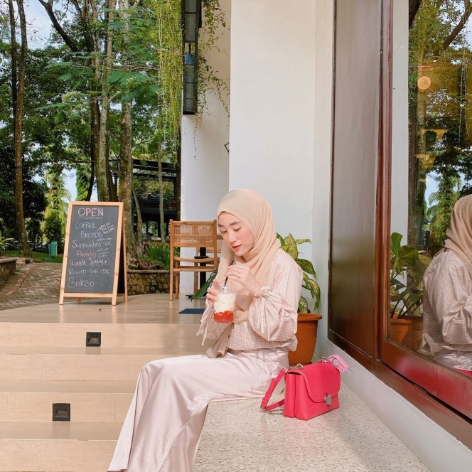 10 Inspirasi OOTD Hijab ala Larissa Chou, Wanita Mualaf asal Tiongkok yang Syari tapi Tetap Fashion