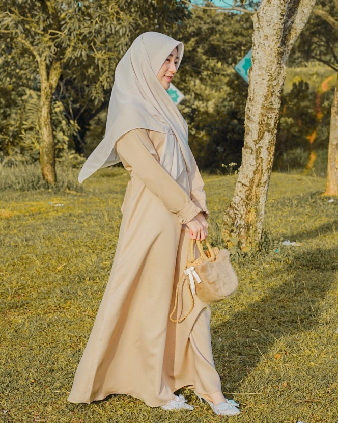 10 Inspirasi OOTD Hijab ala Larissa Chou, Wanita Mualaf asal Tiongkok yang Syari tapi Tetap Fashion