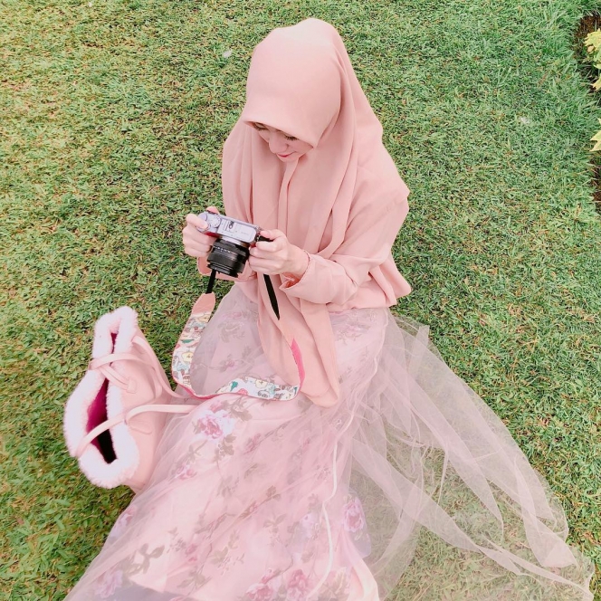 10 Inspirasi OOTD Hijab ala Larissa Chou, Wanita Mualaf asal Tiongkok yang Syari tapi Tetap Fashion