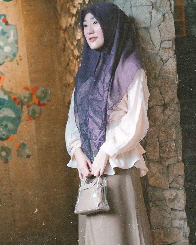 10 Inspirasi OOTD Hijab ala Larissa Chou, Wanita Mualaf asal Tiongkok yang Syari tapi Tetap Fashion