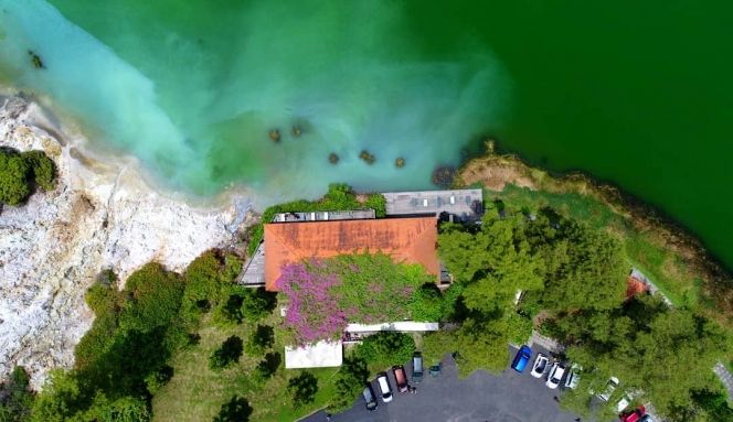 Potret Indah Danau Linow, Surga Tersembunyi di Sulawesi Utara yang Romantis Banget