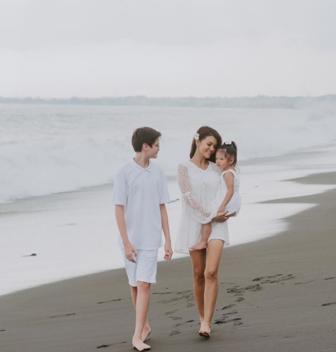 6 Potret Hangat Farah Quinn Bareng Anak-Anaknya di Pantai, Tampil Kompak dengan Outfit Serba Putih
