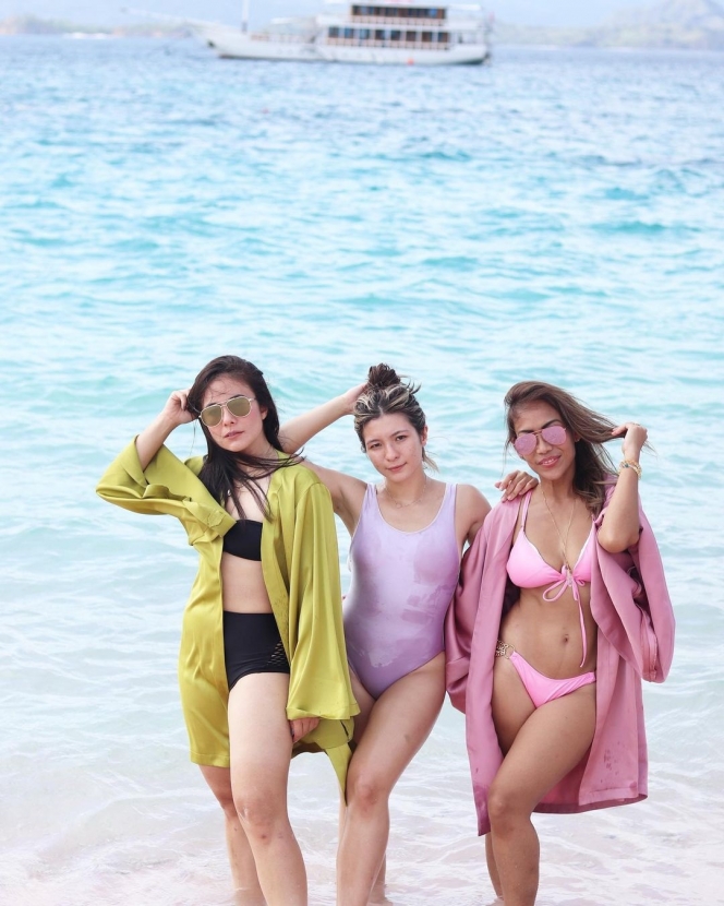 10 Potret Wulan Guritno dan Shalom Razade Main ke Pulau Komodo, Terlihat Santai dalam Balutan Bikini