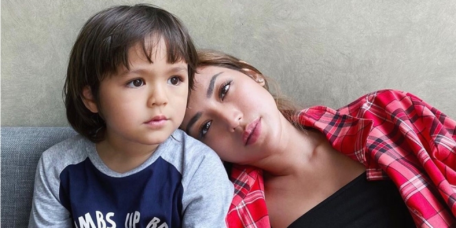 Momen Hari Ibu, 8 Single Mom ini Buktikan Ketangguhan Wanita Jadi Orang Tua Tunggal