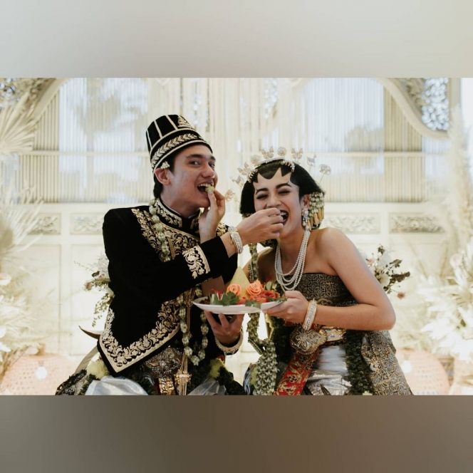 Sah, Ini 8 Potret Pernikahan Adipati Dolken dan Canti Tachril dengan Pakaian Adat Jawa