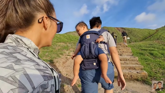 7 Momen Baim Wong Gendong Kiano saat Mendaki di Pulau Padar, Gemesin Banget!