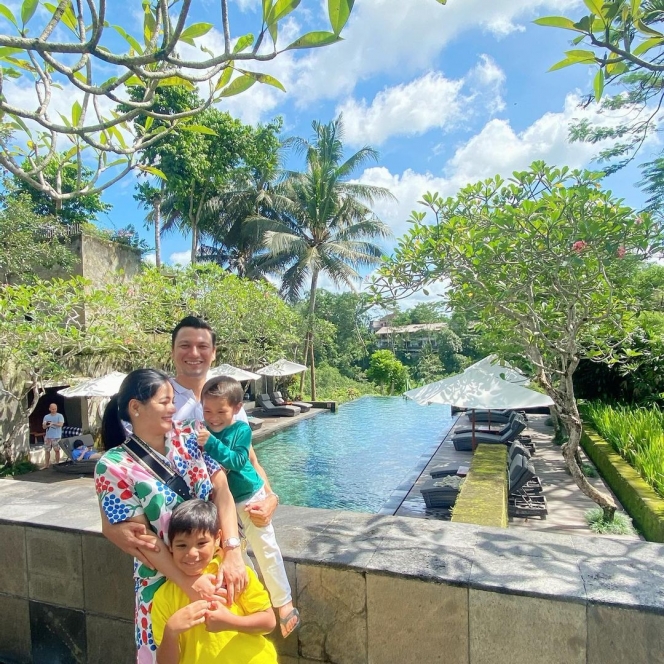 Seru Abis, Ini 10 Potret Liburan Titi Kamal dan Keluarga Kecilnya Saat di Bali