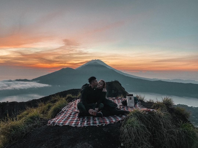 Romantis Banget, Berikut 5 Potret Nikita Willy dan Indra Priawan Liburan di Gunung Batur