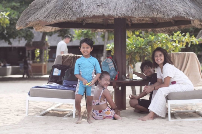 Potret Liburan Keluarga Dwi Sasono ke Bali, Trip Dadakan yang Seru Banget!